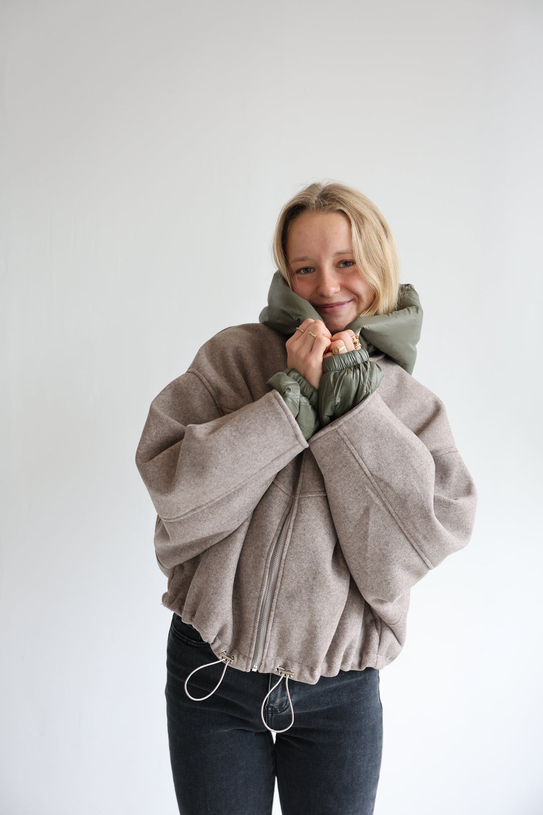 Leichte Bomberjacke mit abnehmbarer Kapuze