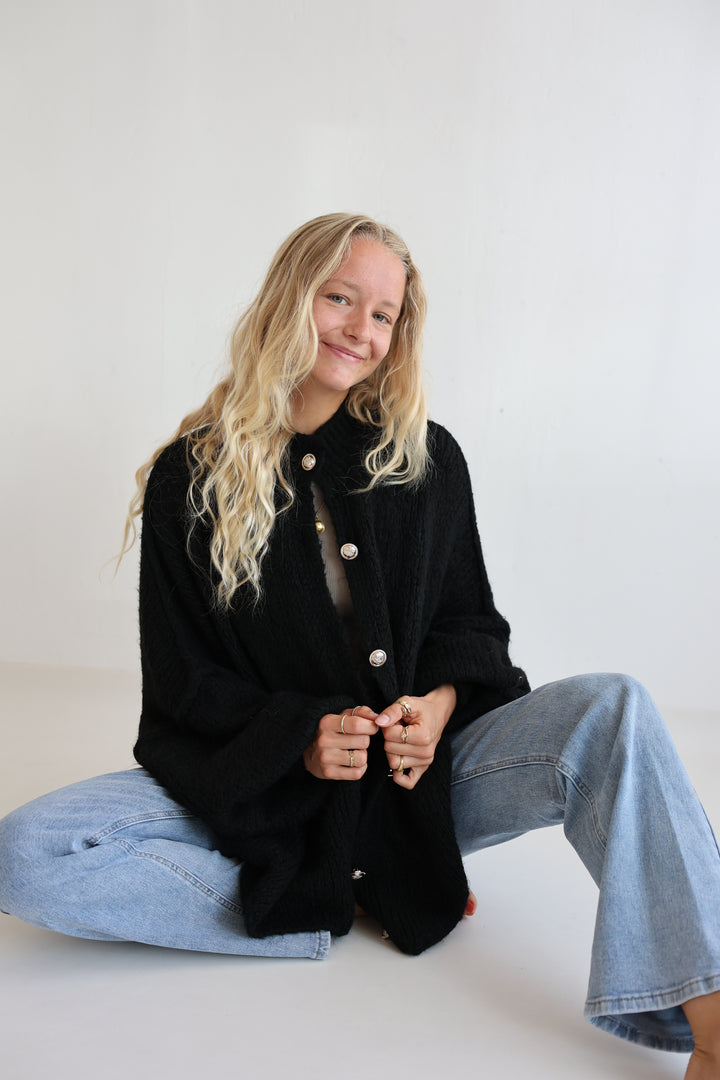 Langer Oversize Cardigan mit goldenen Manschettenknöpfen Claire