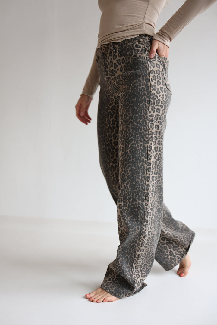 Wide Leg Jeans mit Leoprint