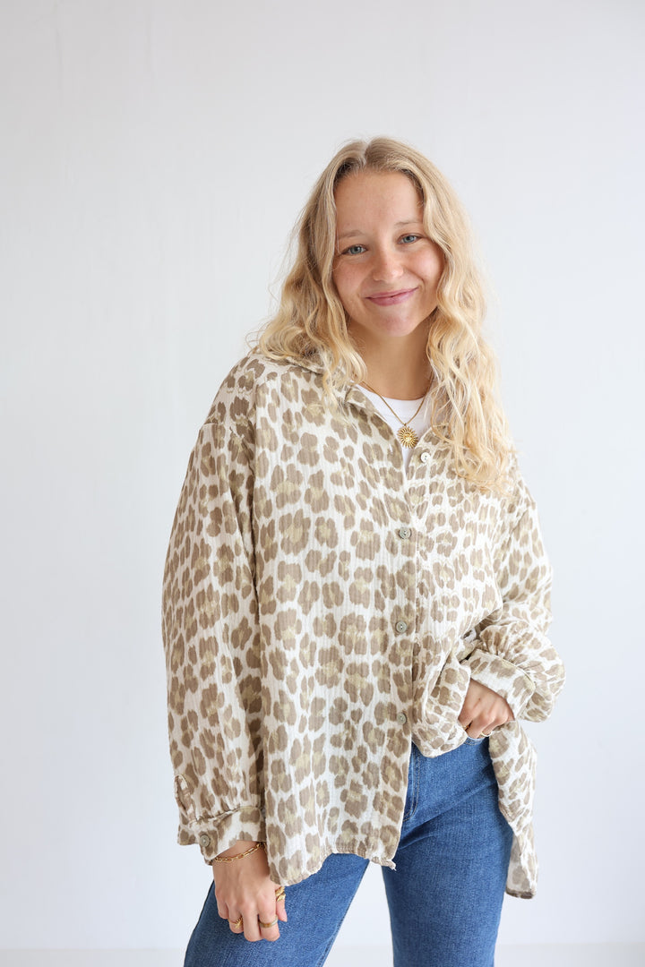 Kurzes Blusenhemd aus Musselin mit Leoprint Leolove