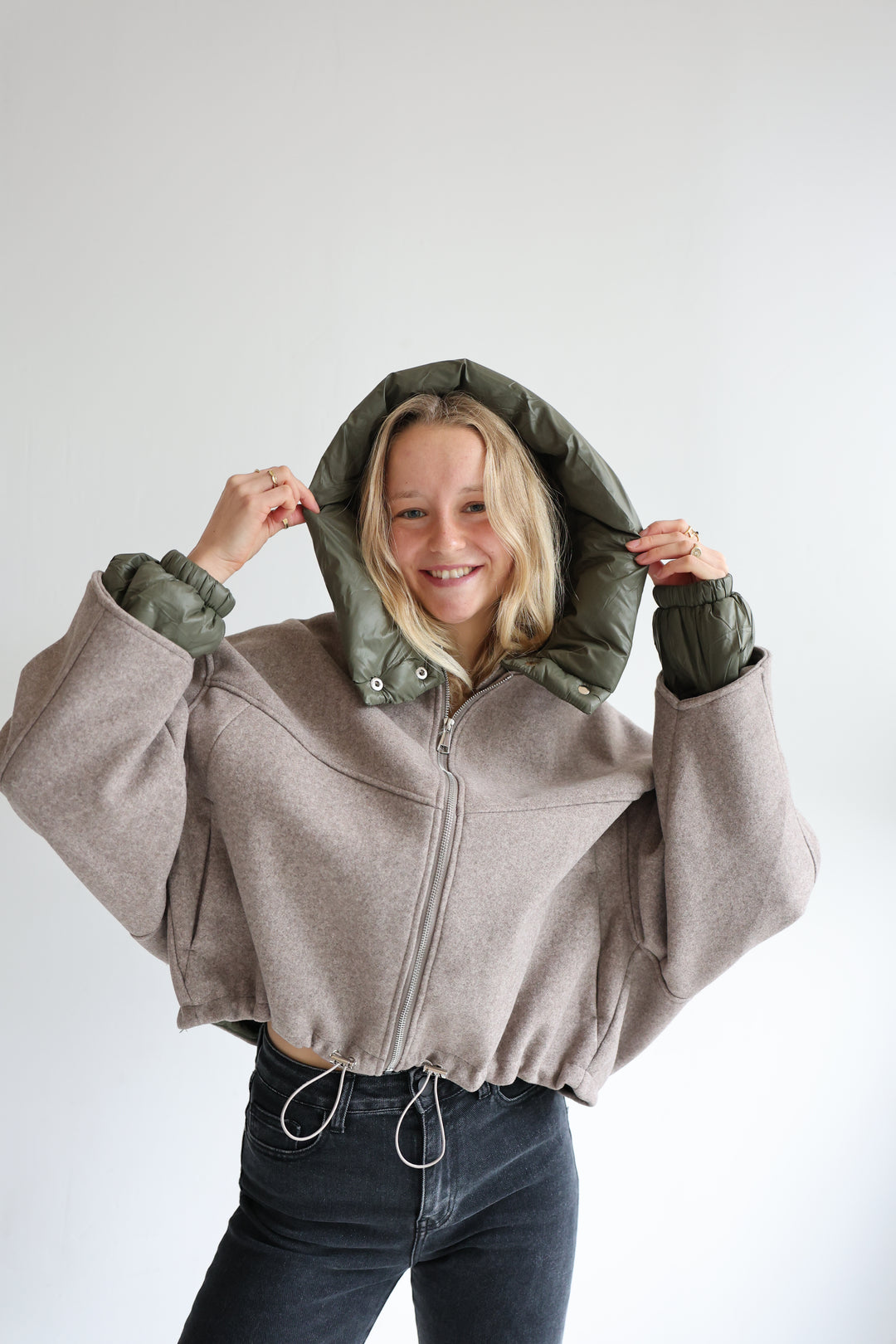 Leichte Bomberjacke mit abnehmbarer Kapuze