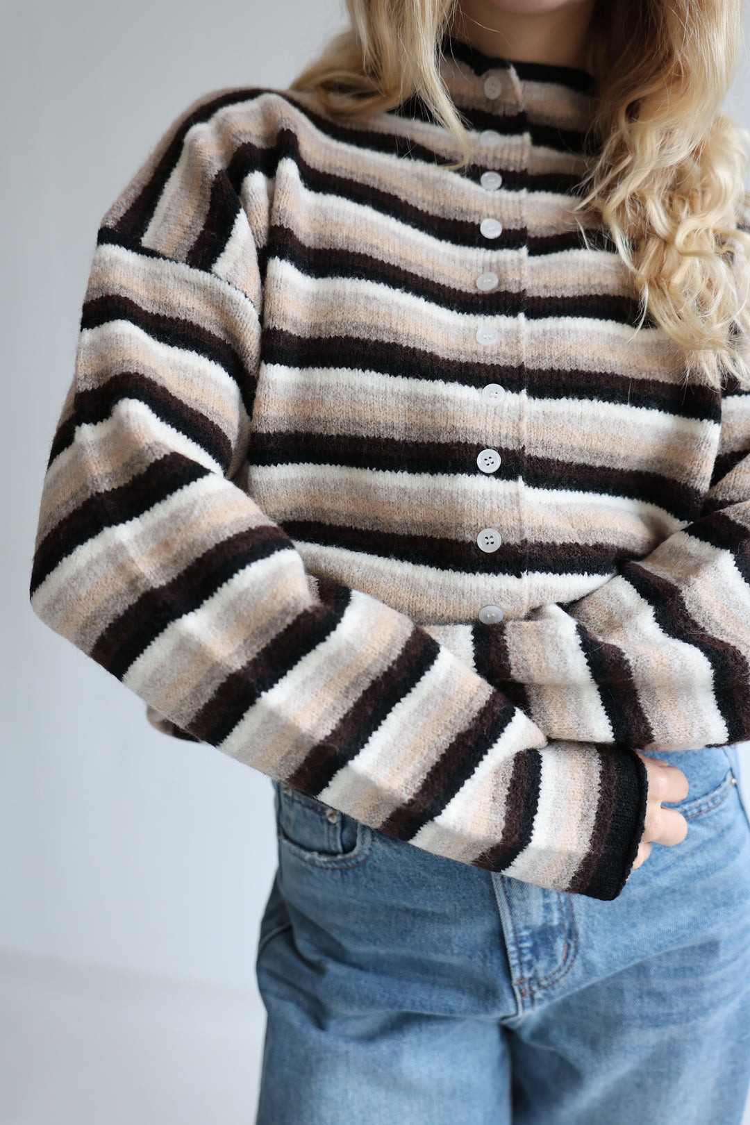 Gestreifte Strickjacke mit Mini-Stehkragen Hannah