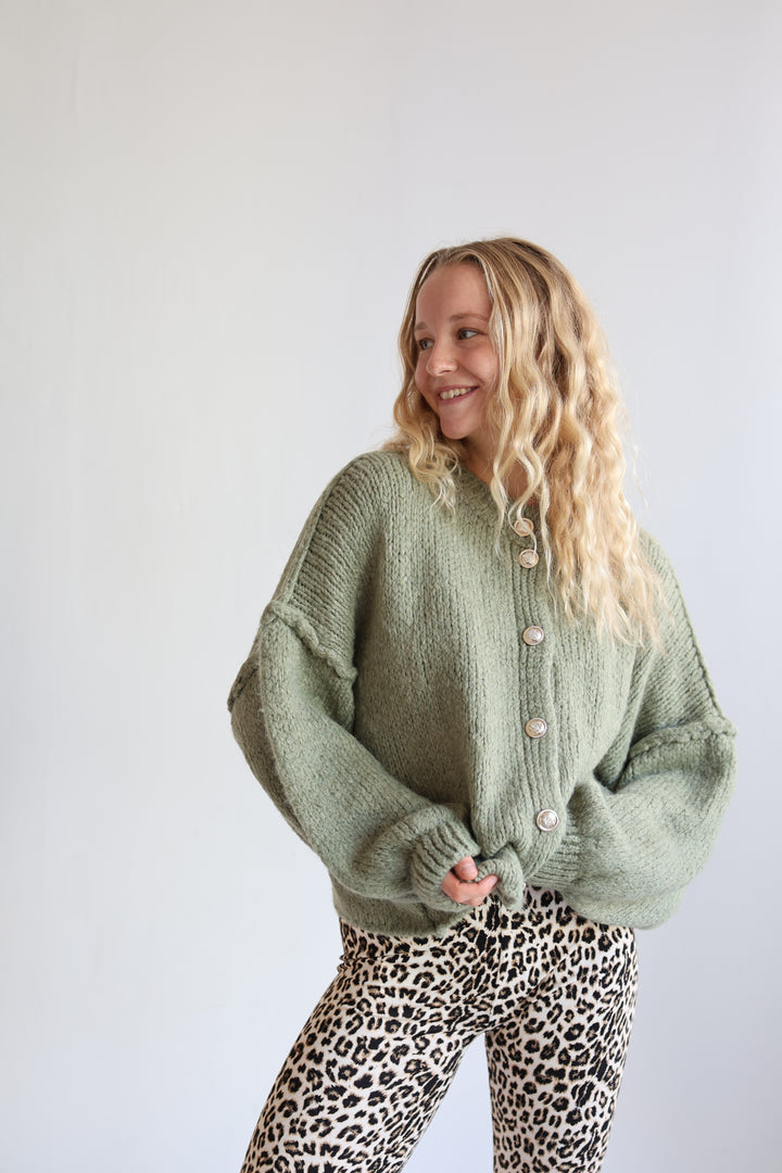 Kurzer Oversize Cardigan mit goldenen Manschettenknöpfen Claire