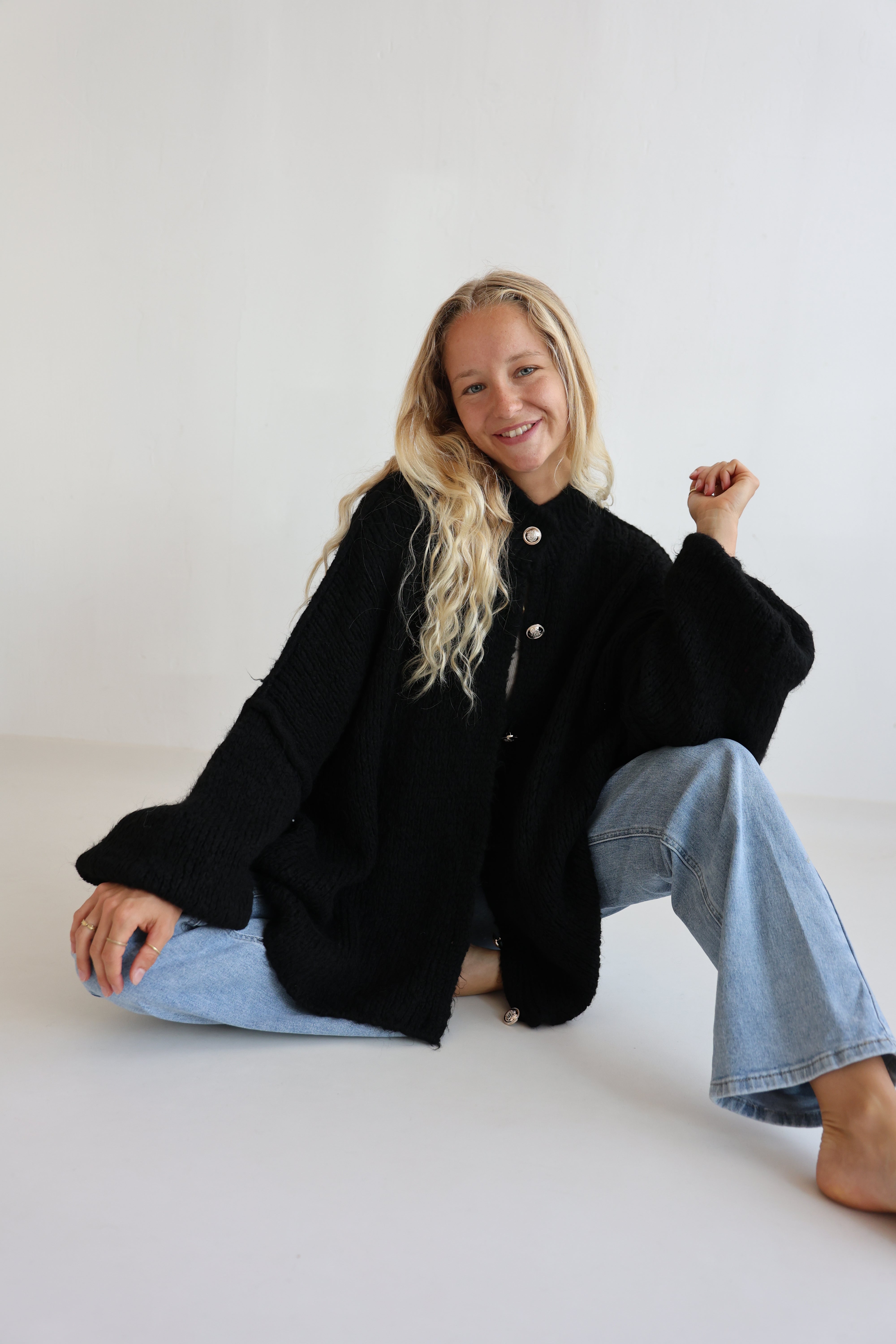 Langer Oversize Cardigan mit goldenen Manschettenknöpfen Claire