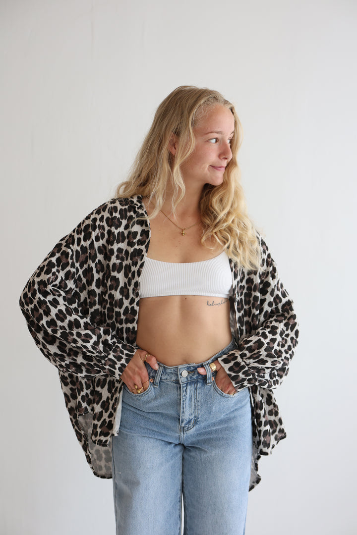 Kurzes Blusenhemd aus Musselin mit Leoprint Leolove