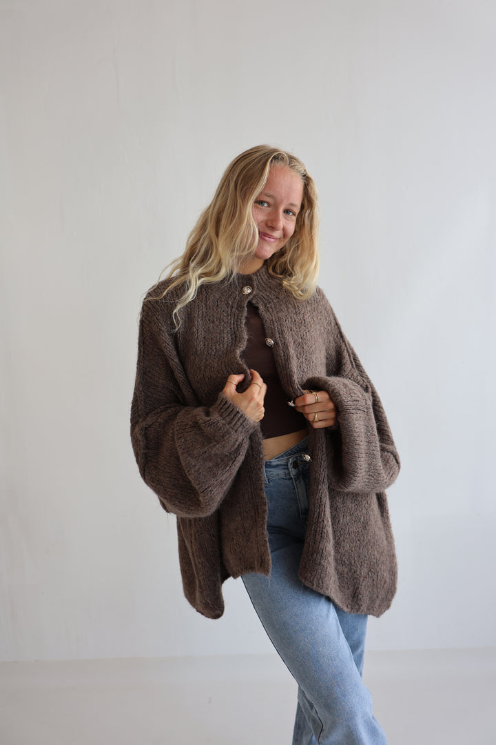 Langer Oversize Cardigan mit goldenen Manschettenknöpfen Claire