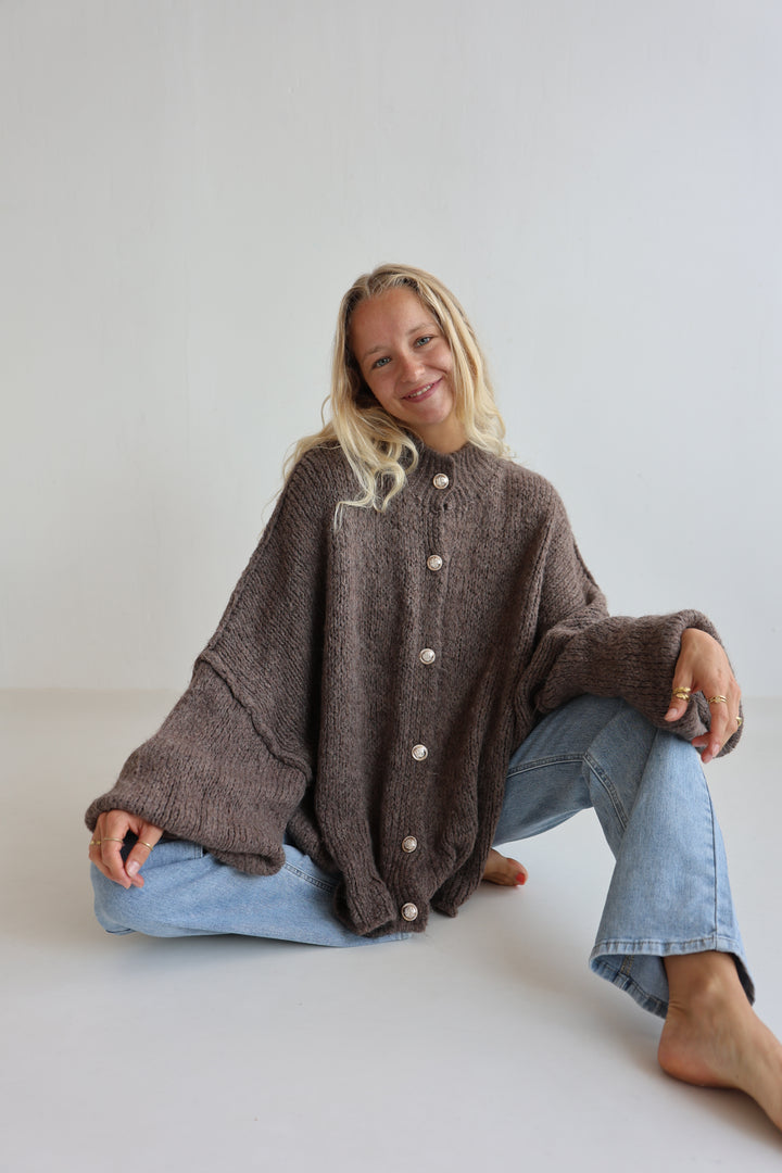 Langer Oversize Cardigan mit goldenen Manschettenknöpfen Claire