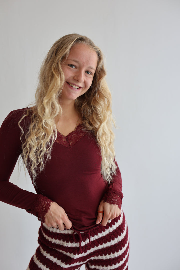 Longsleeve mit Spitzenausschnitt