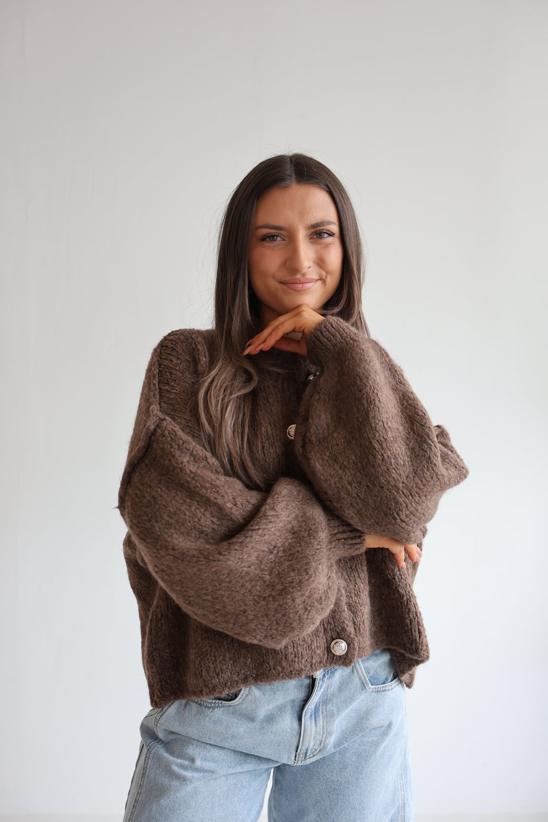 Kurzer Oversize Cardigan mit goldenen Manschettenknöpfen Claire