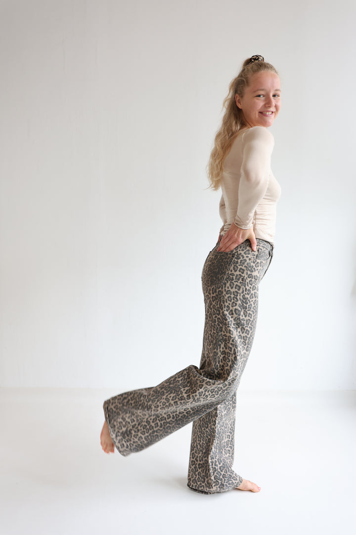 Wide Leg Jeans mit Leoprint