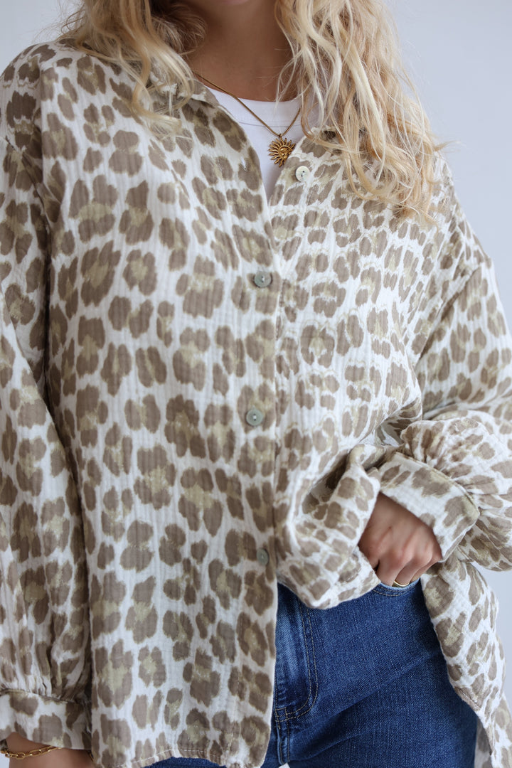 Kurzes Blusenhemd aus Musselin mit Leoprint Leolove