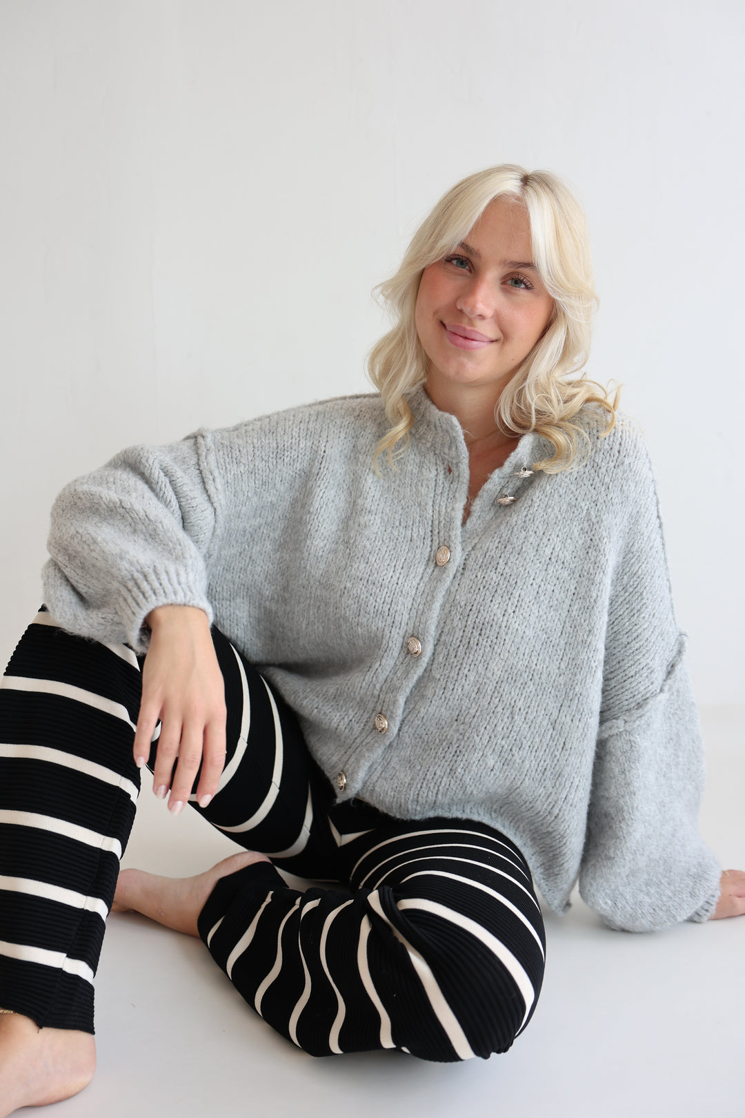 Kurzer Oversize Cardigan mit goldenen Manschettenknöpfen Claire