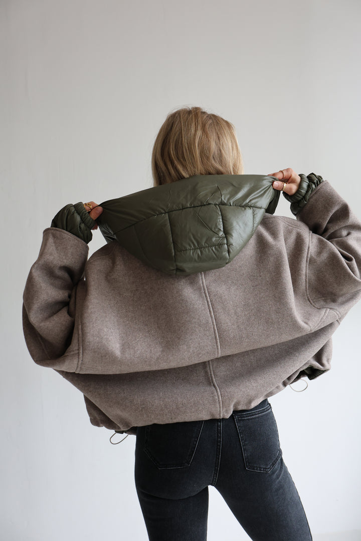 Leichte Bomberjacke mit abnehmbarer Kapuze