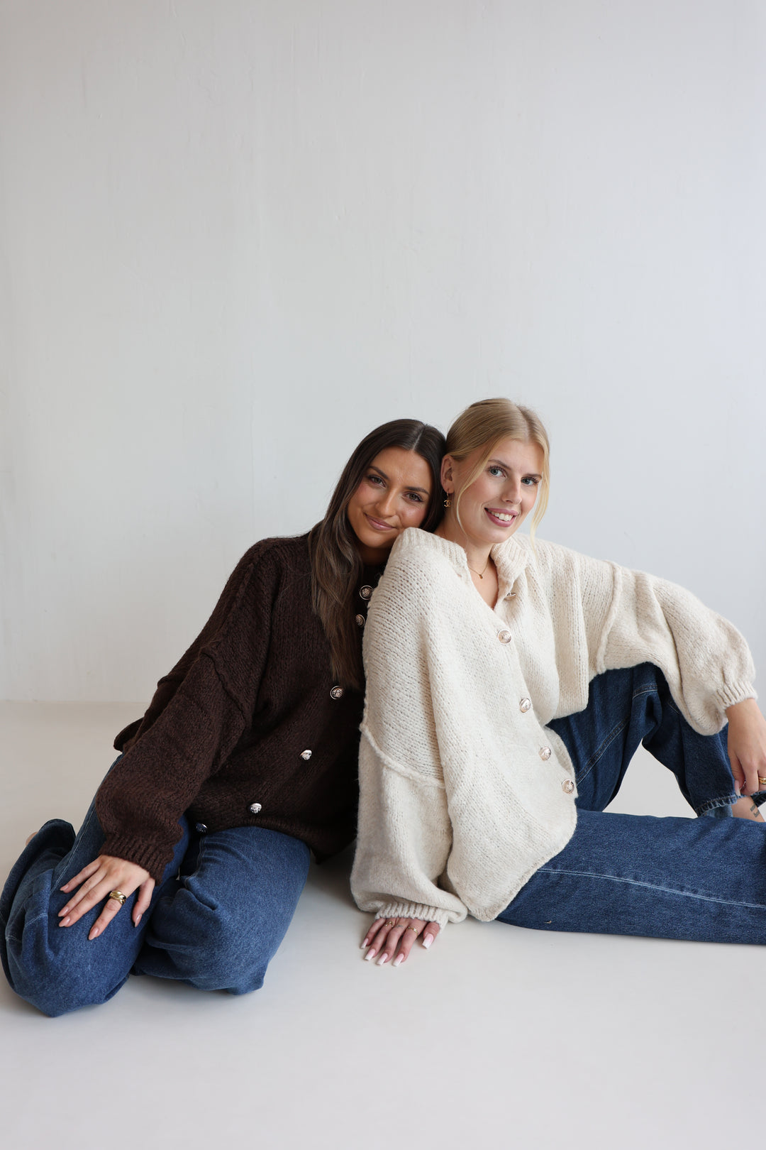 Kurzer Oversize Cardigan mit goldenen Manschettenknöpfen Claire