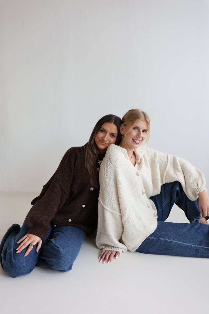 Kurzer Oversize Cardigan mit goldenen Manschettenknöpfen Claire