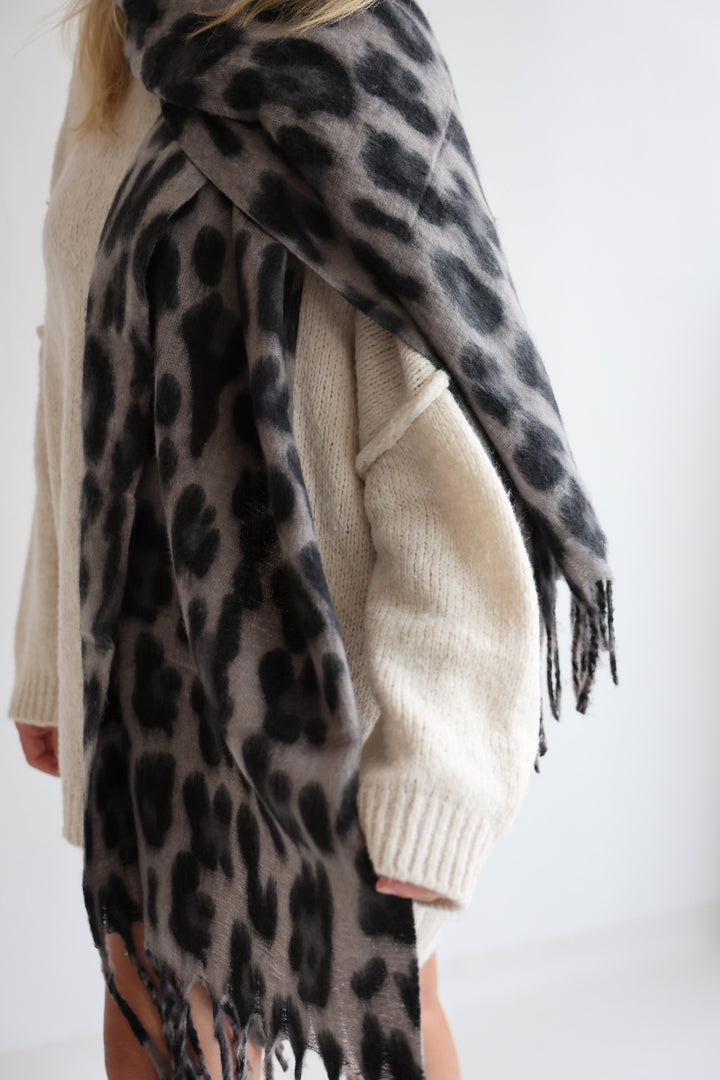 Langer Schal mit Leoprint Luna