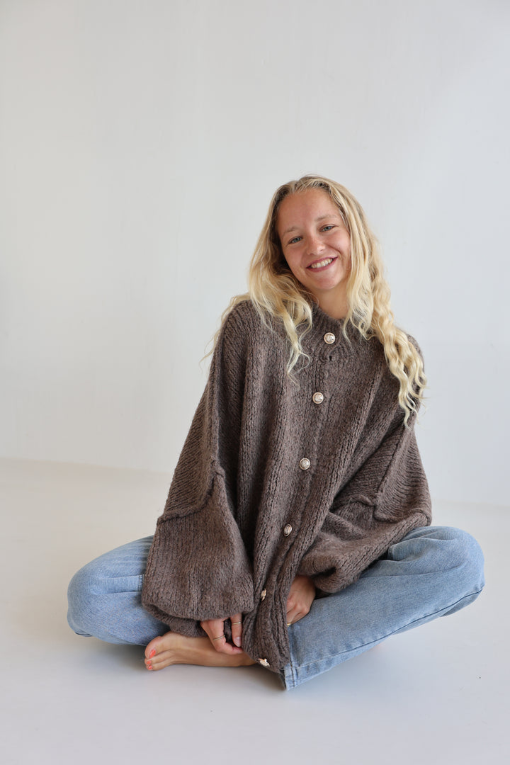 Langer Oversize Cardigan mit goldenen Manschettenknöpfen Claire