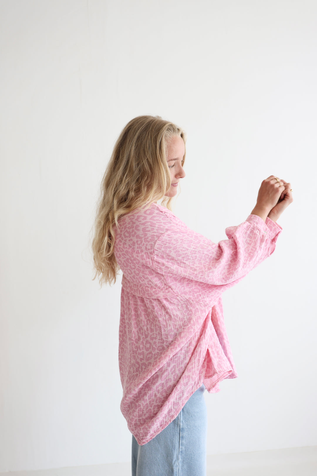 Kurzes Blusenhemd aus Musselin mit Leoprint Leolove