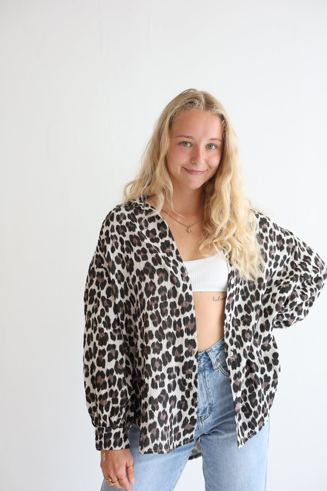Kurzes Blusenhemd aus Musselin mit Leoprint Leolove