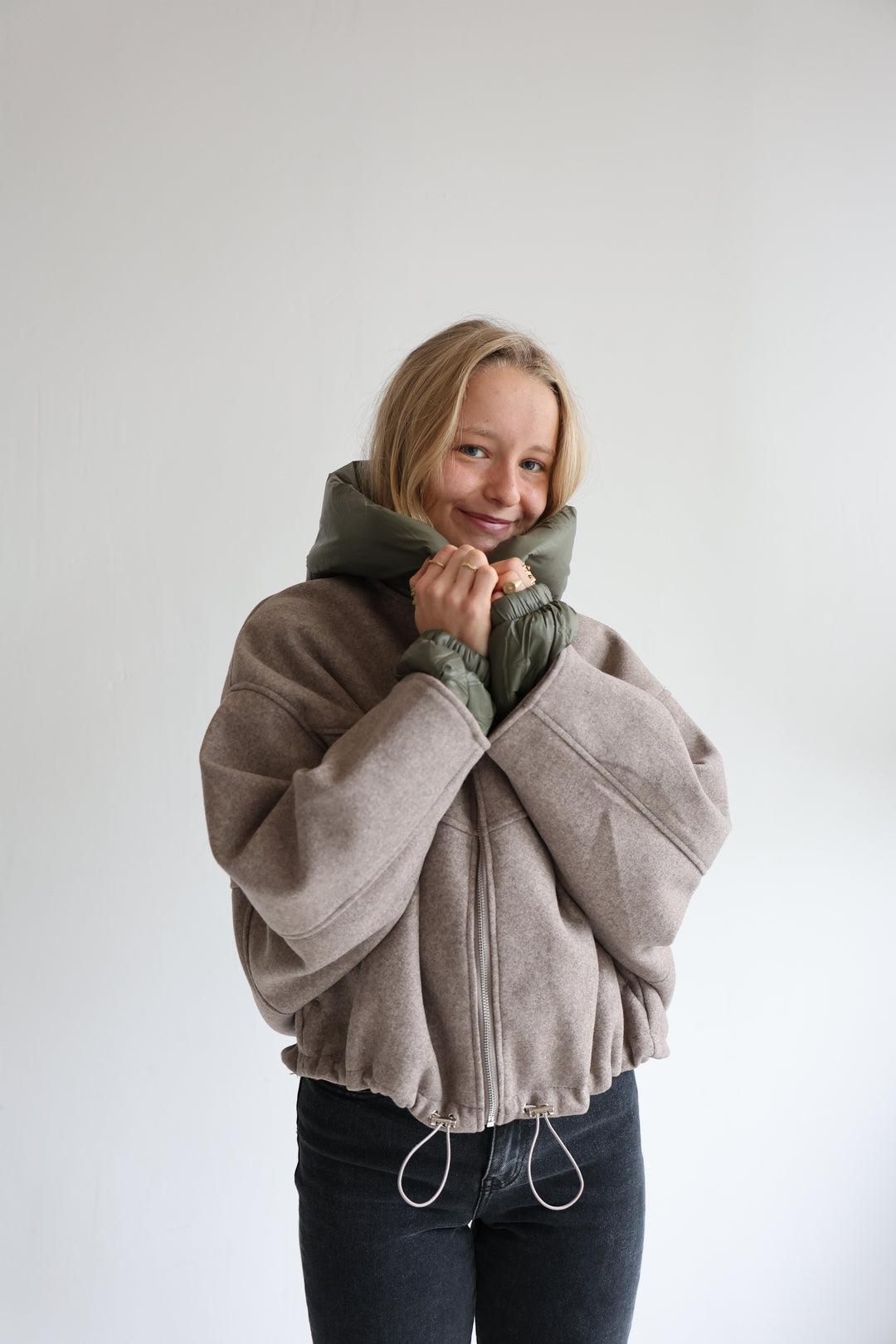 Leichte Bomberjacke mit abnehmbarer Kapuze