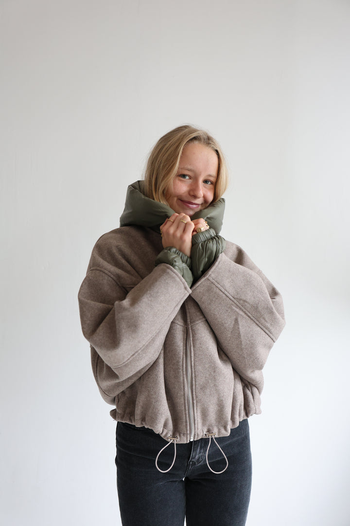 Leichte Bomberjacke mit abnehmbarer Kapuze