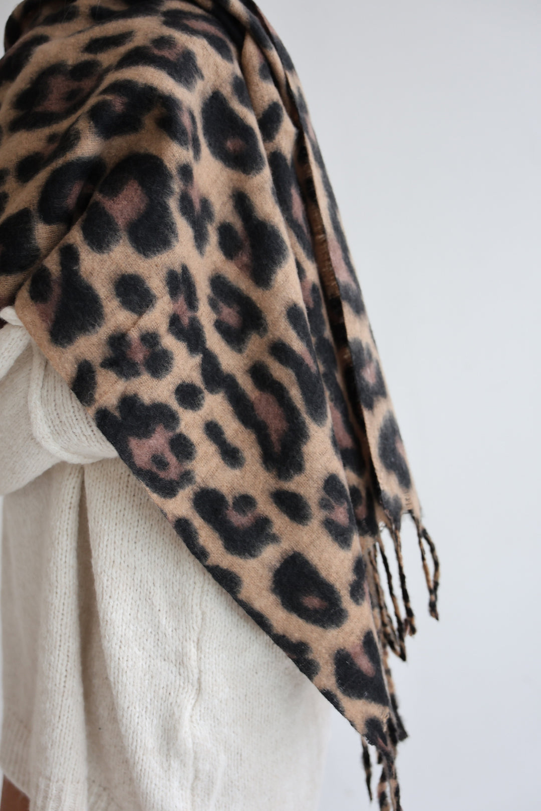 Langer Schal mit Leoprint Luna