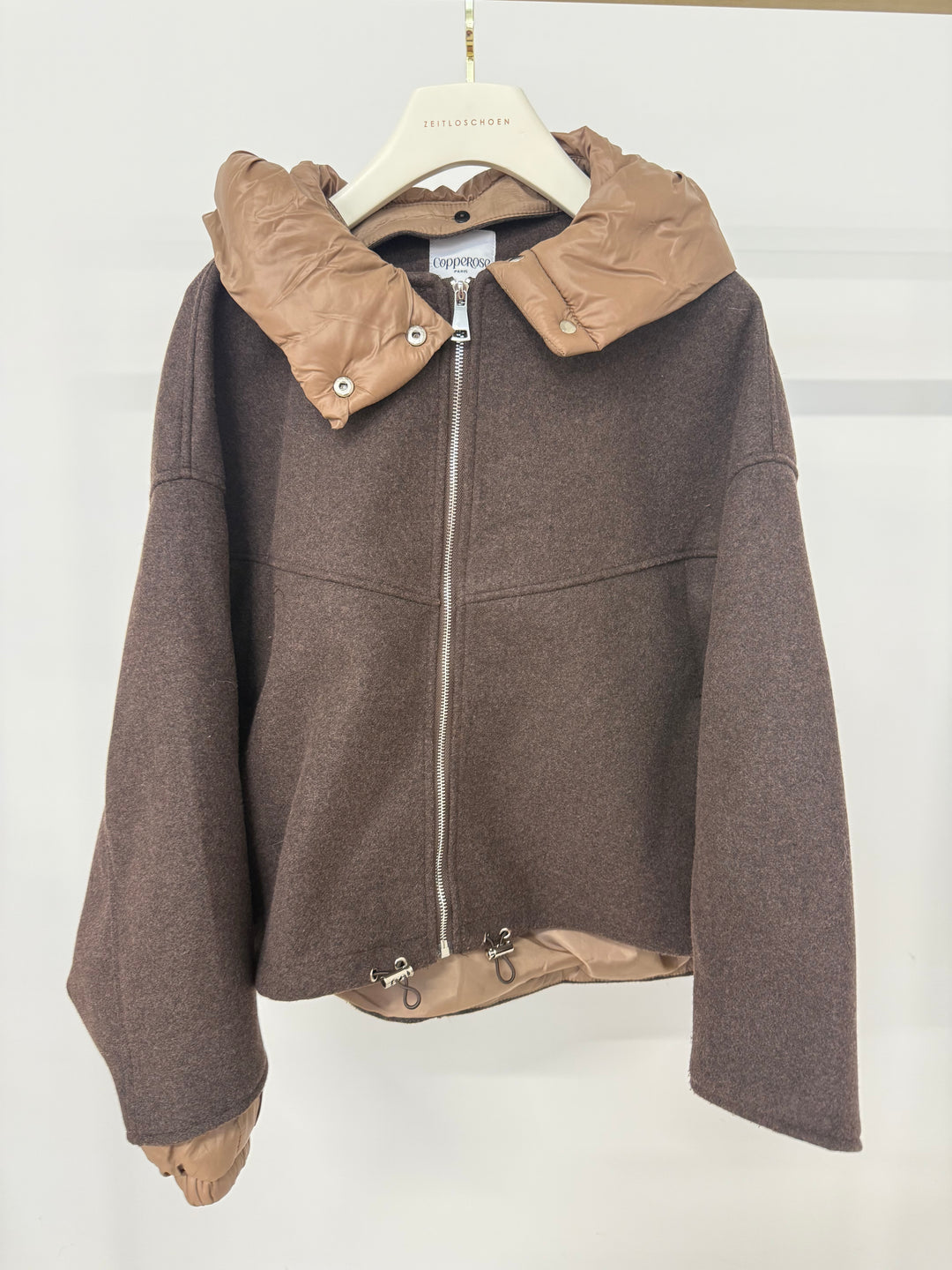 LEICHTE BOMBERJACKE MIT ABNEHMBARER KAPUZE COFFEE GR.S/M (B-WARE)
