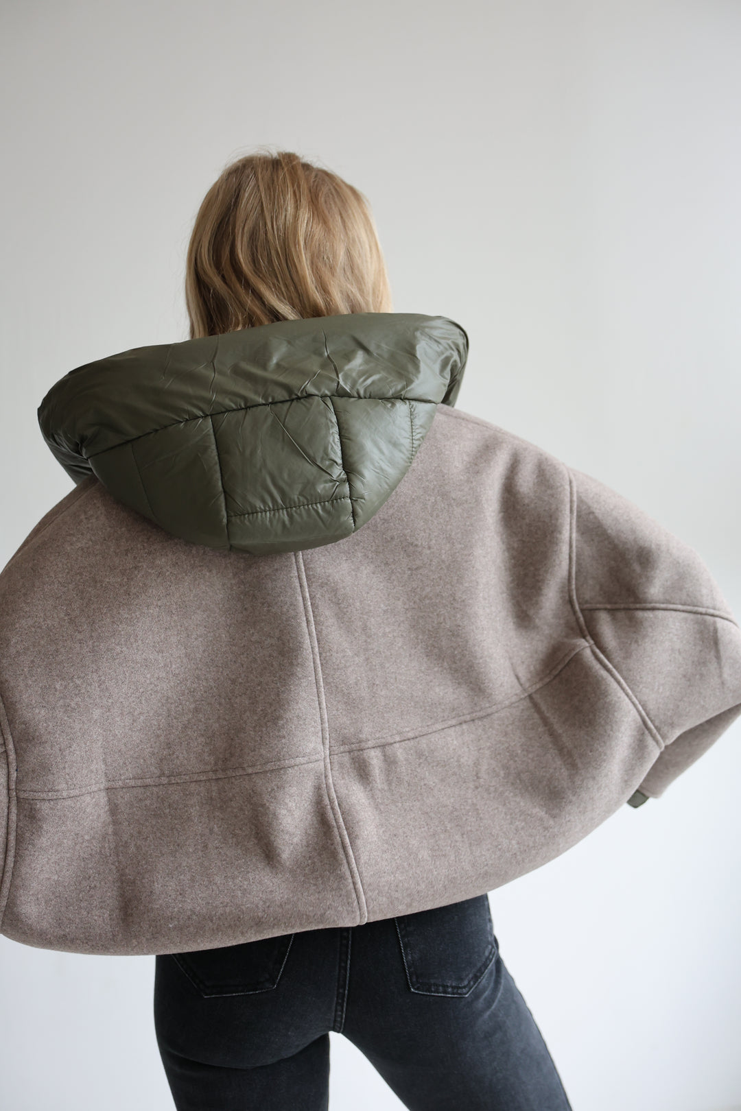 Leichte Bomberjacke mit abnehmbarer Kapuze