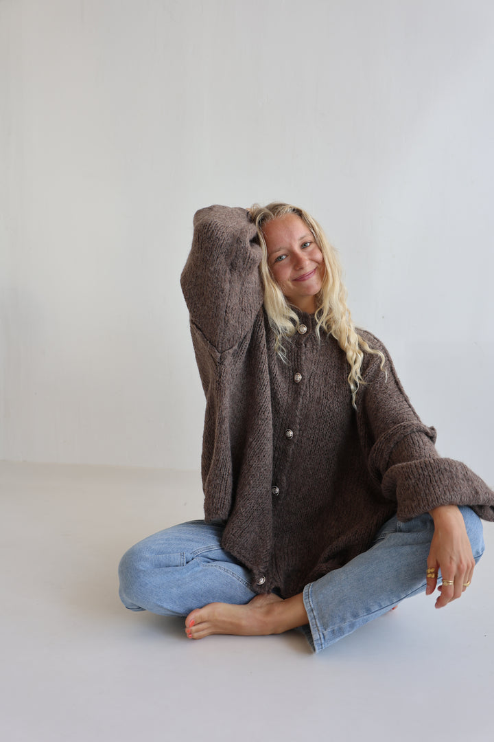 Langer Oversize Cardigan mit goldenen Manschettenknöpfen Claire