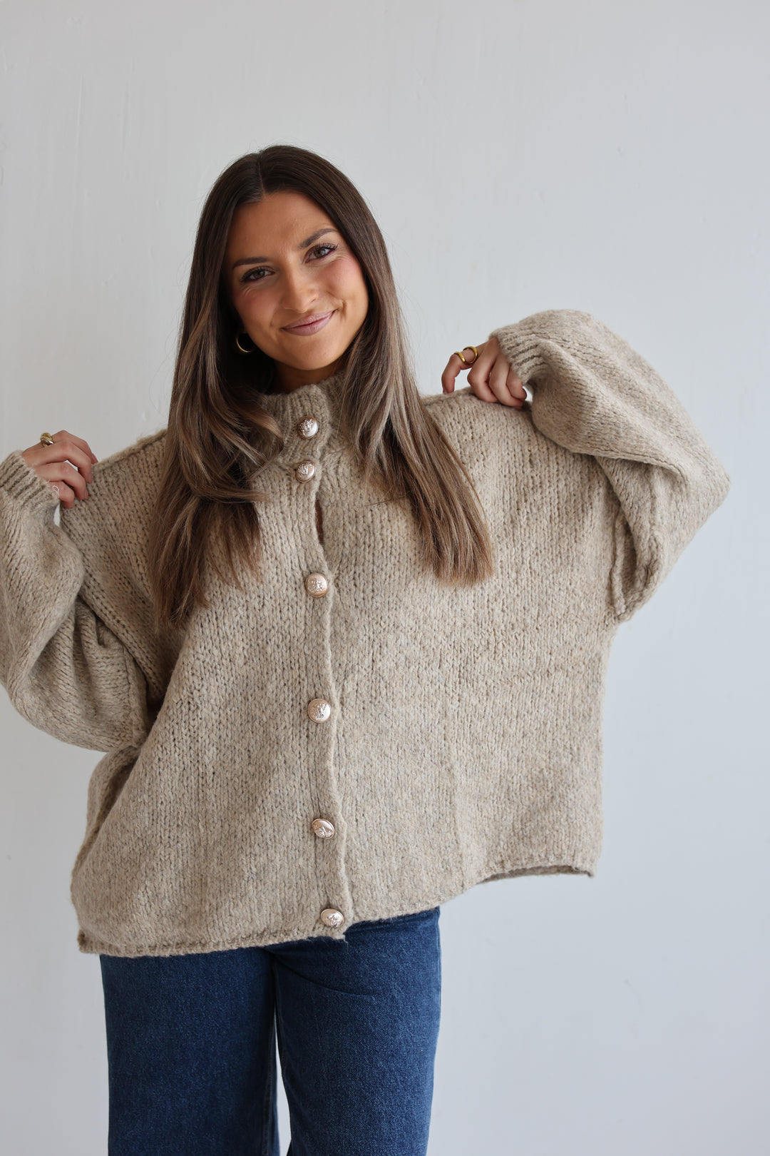 Kurzer Oversize Cardigan mit goldenen Manschettenknöpfen Claire
