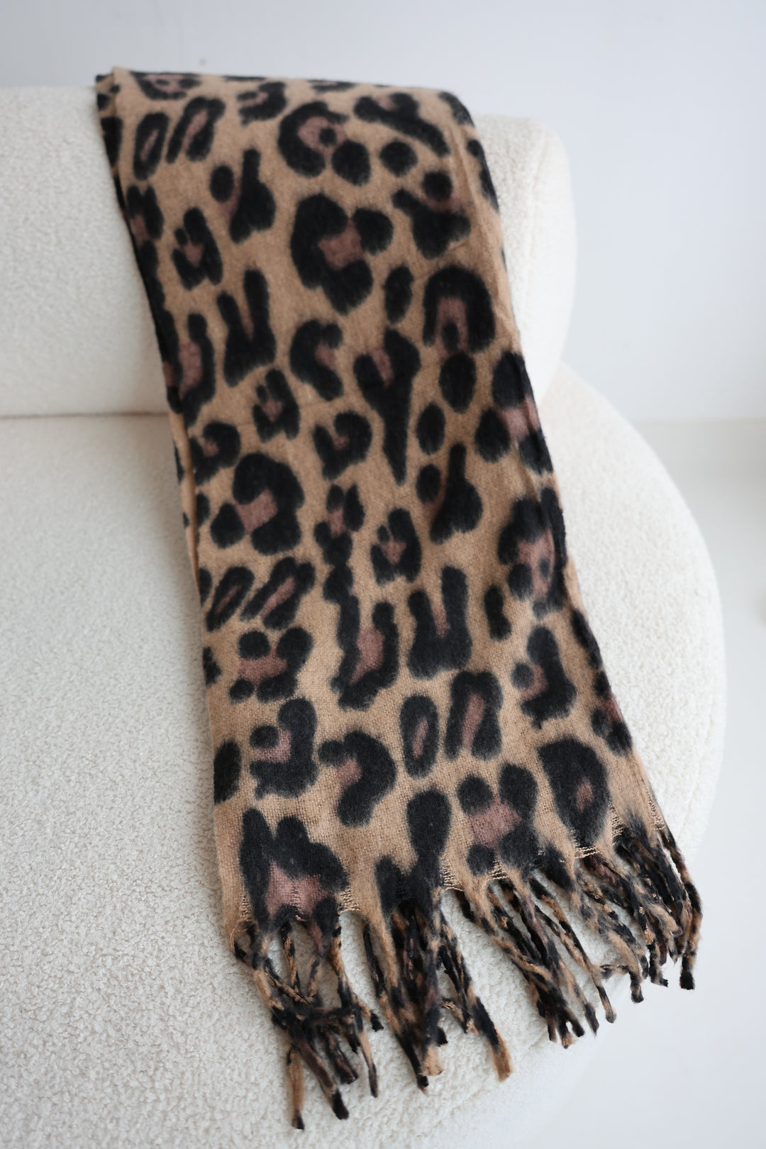 Langer Schal mit Leoprint Luna