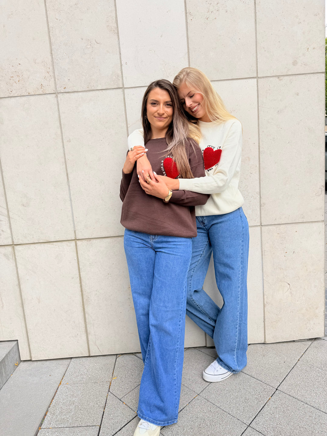 Pullover Love is a Kiss