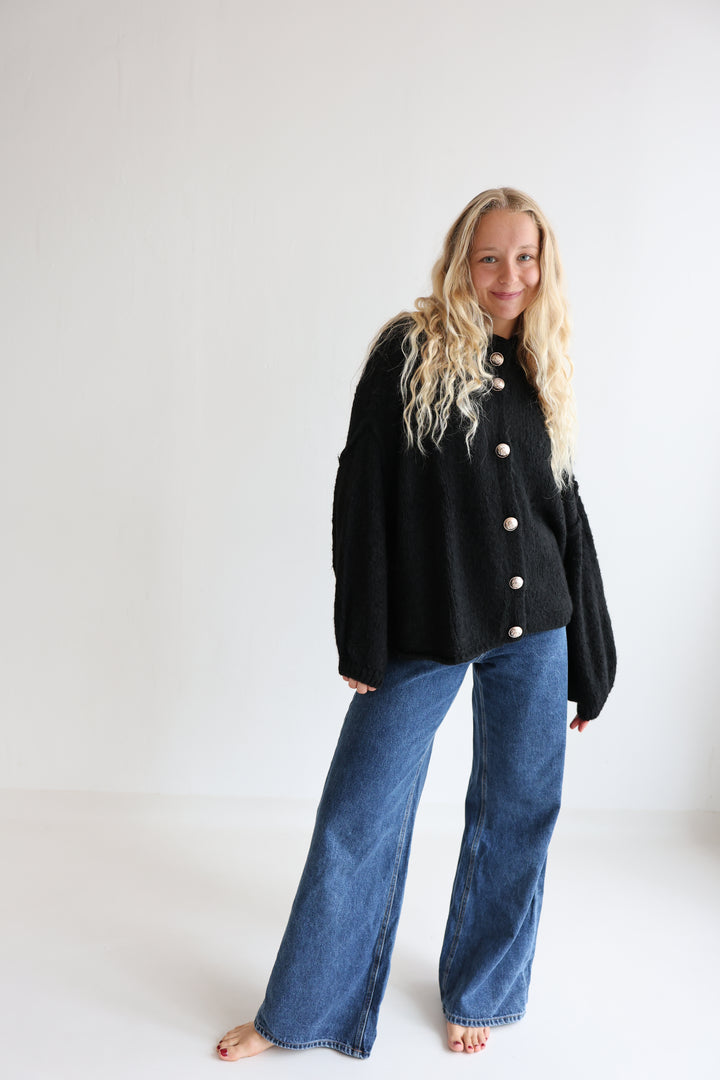 Kurzer Oversize Cardigan mit goldenen Manschettenknöpfen Claire