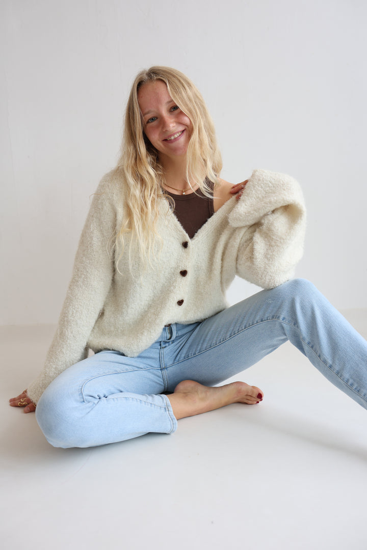 Kuscheliger Cardigan mit Herzknöpfen Tara