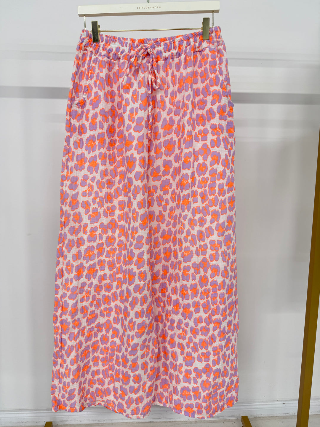 LANGE MUSSELINHOSE MIT LEOPRINT ORANGE LILA (B-WARE)
