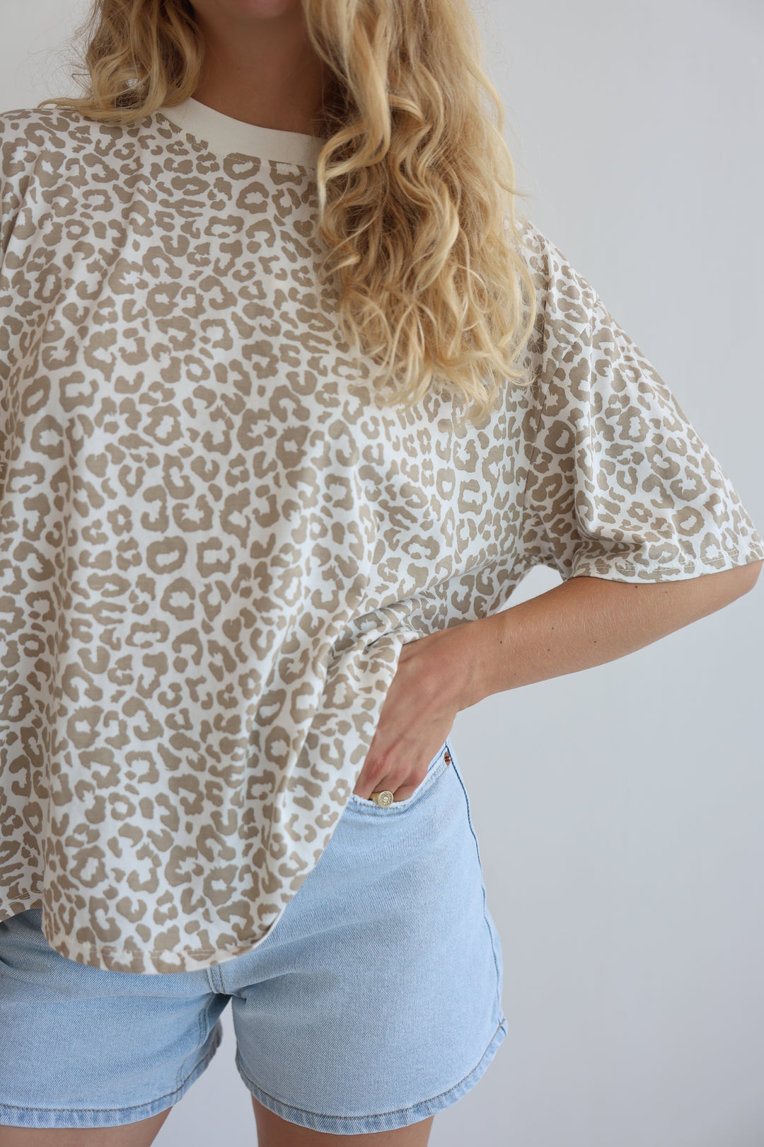 Oversize T-Shirt mit Leoprint