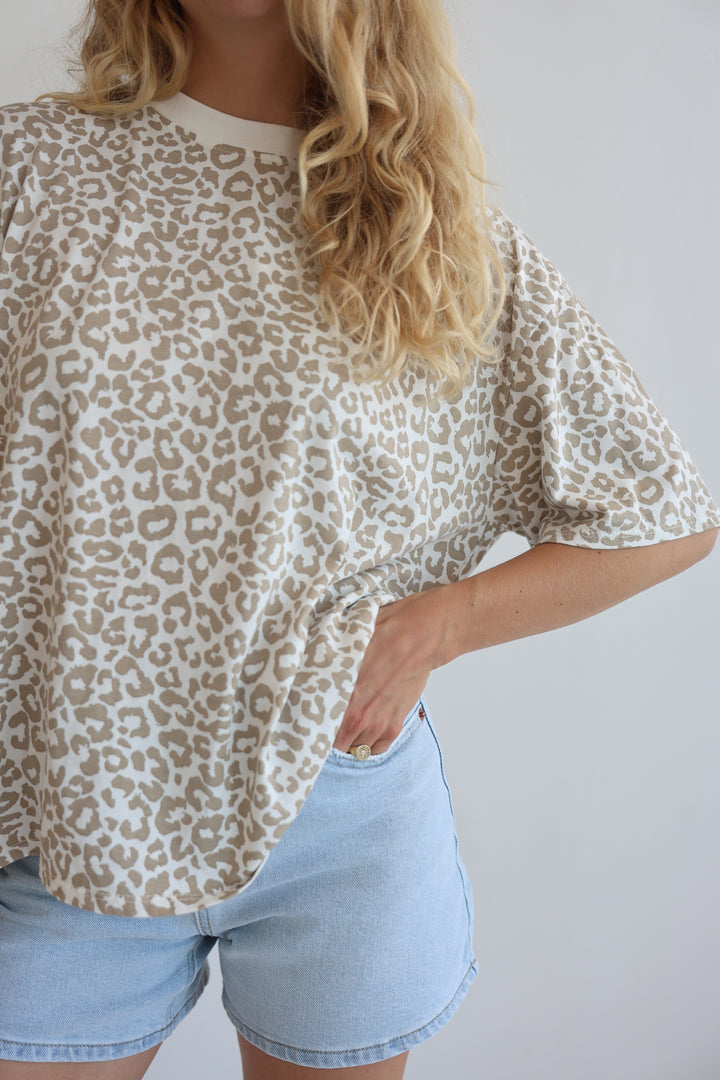 Oversize T-Shirt mit Leoprint