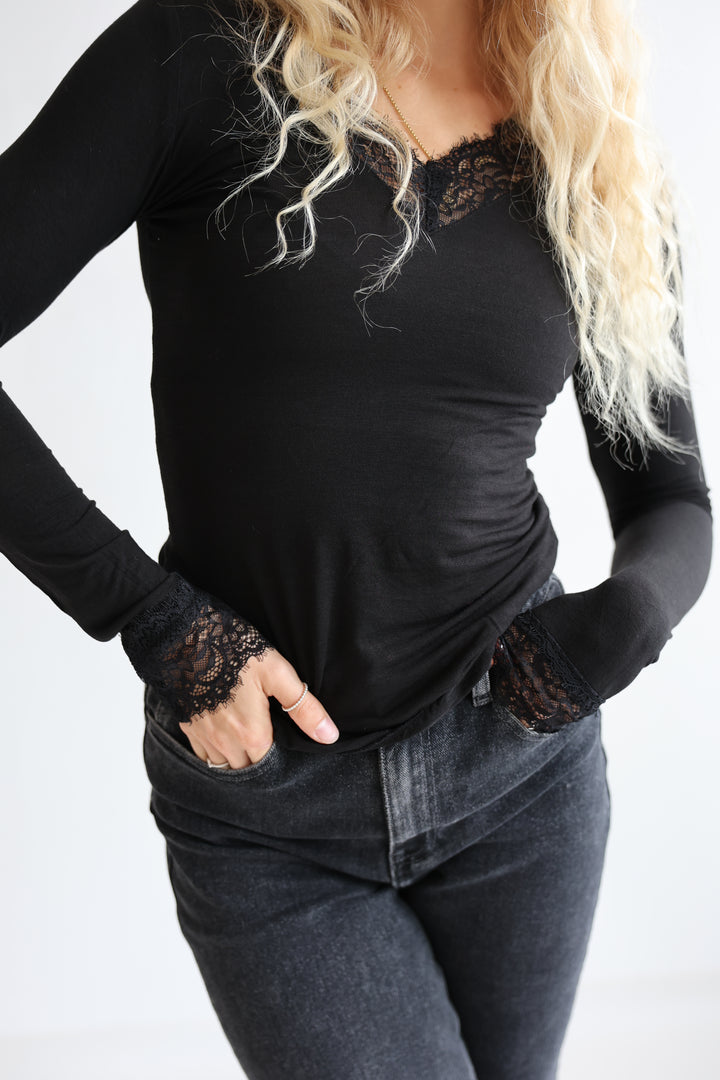 Longsleeve mit Spitzenausschnitt