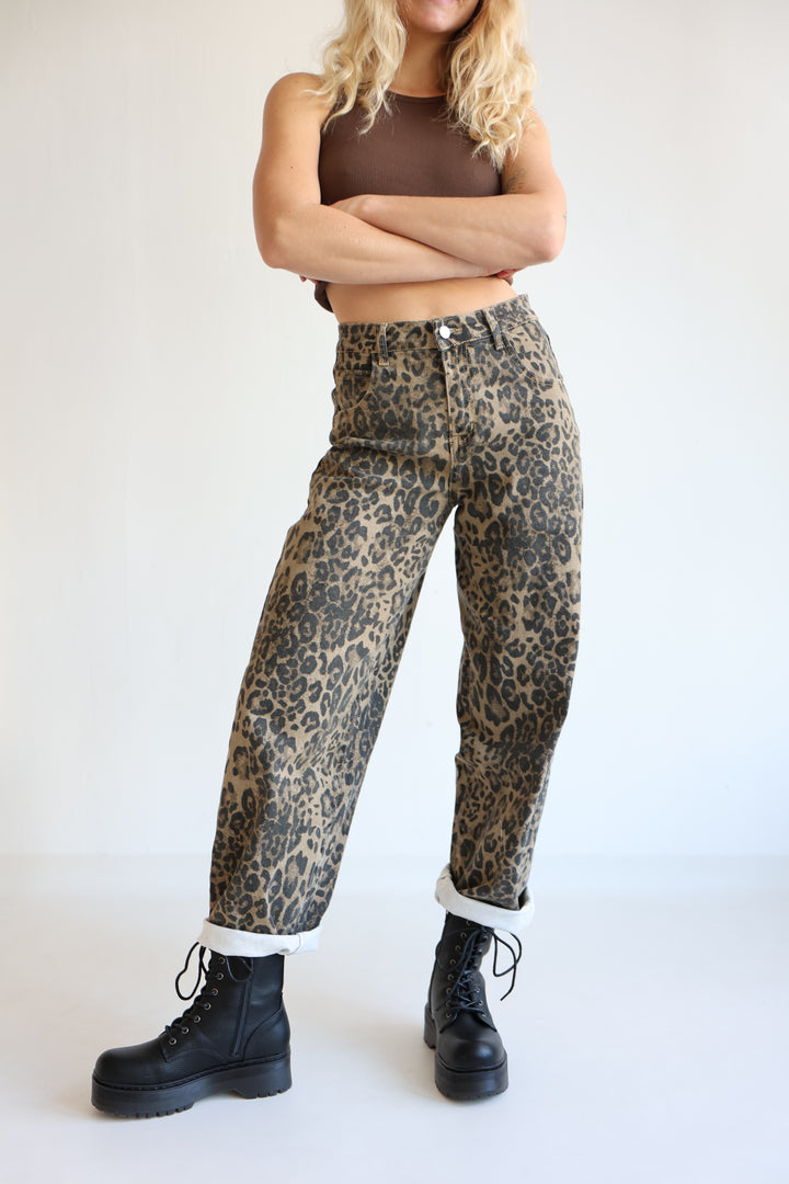 Barrel Jeans mit Leoprint
