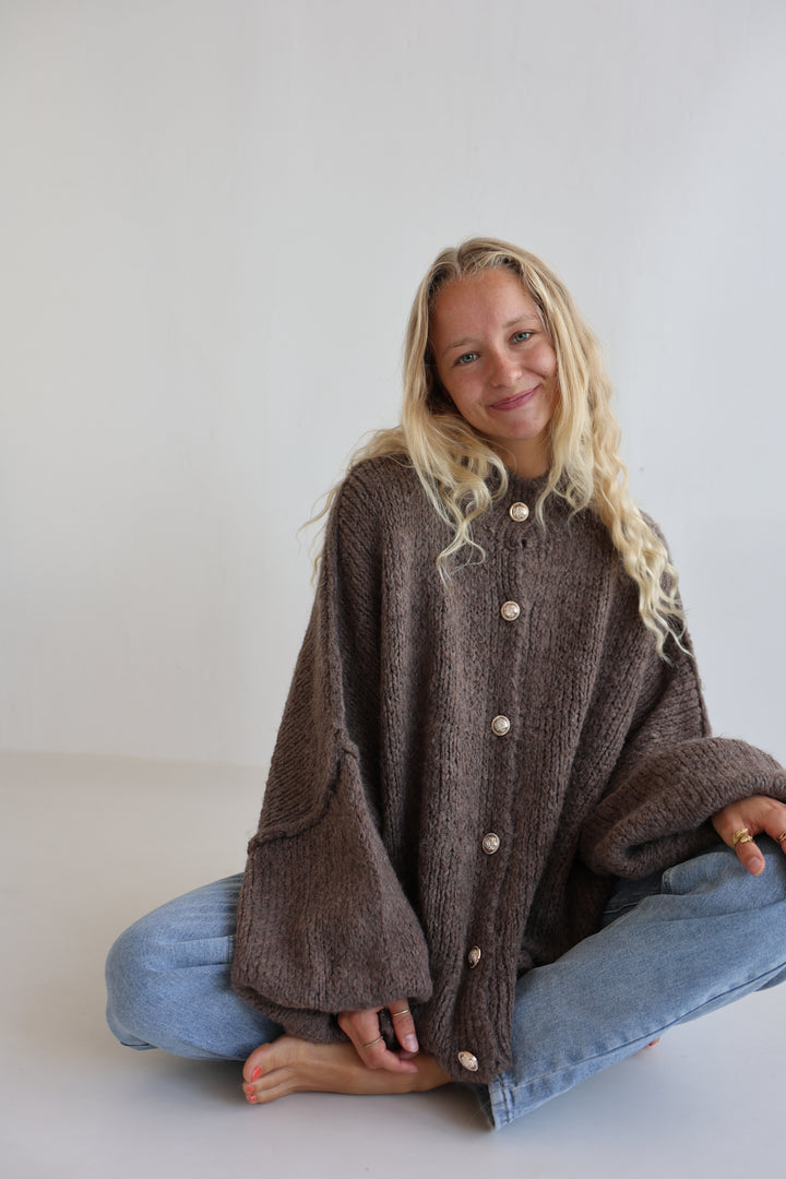 Langer Oversize Cardigan mit goldenen Manschettenknöpfen Claire
