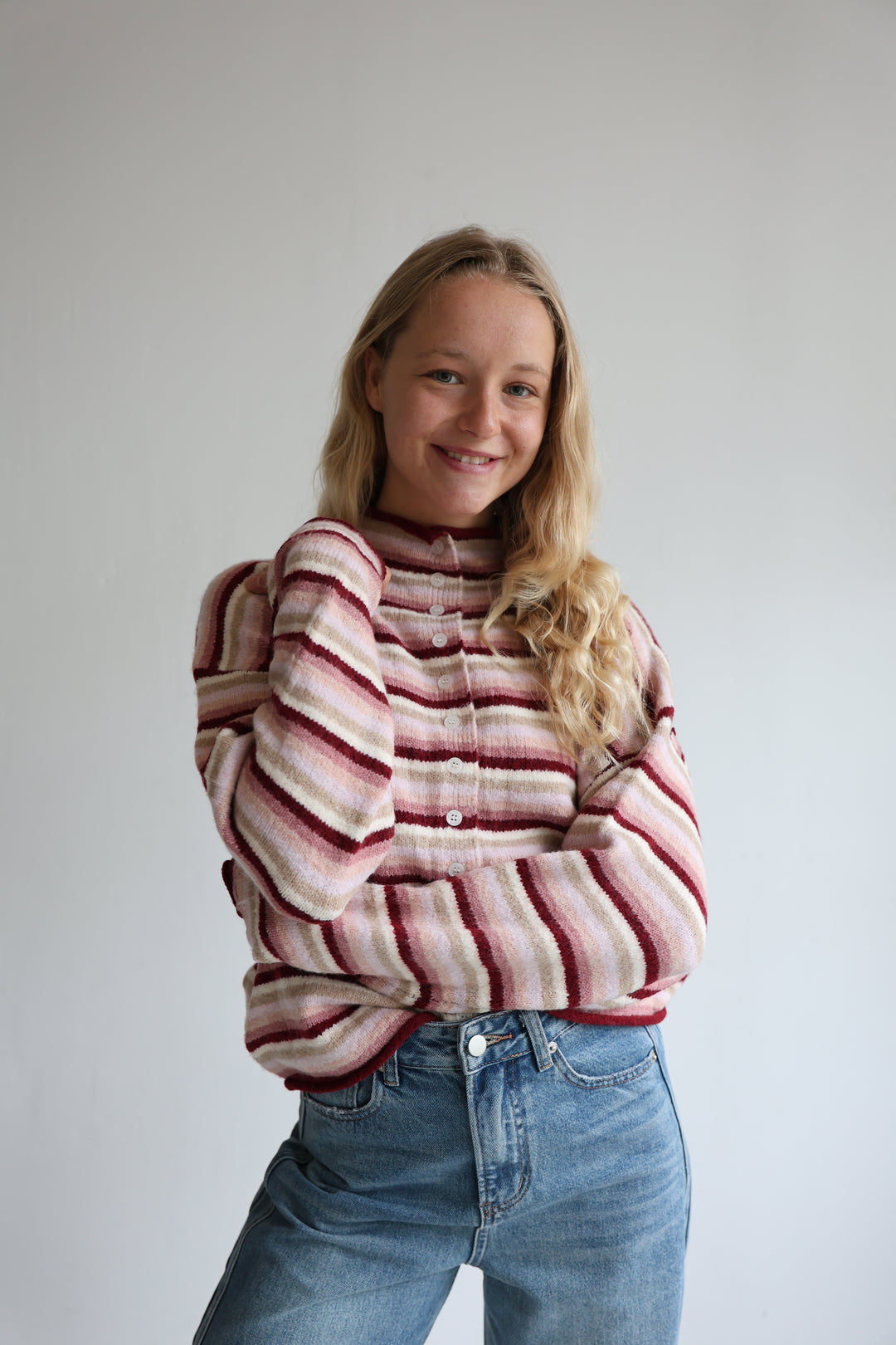 Gestreifte Strickjacke mit Mini-Stehkragen Hannah
