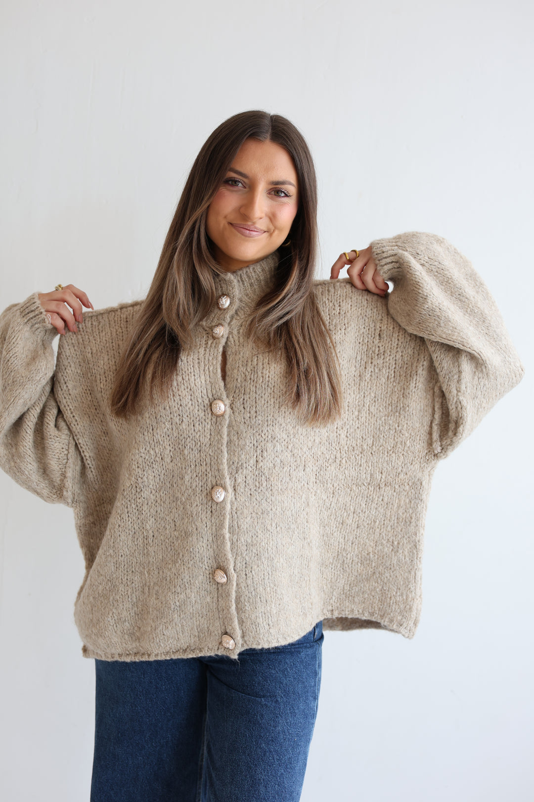 Kurzer Oversize Cardigan mit goldenen Manschettenknöpfen Claire