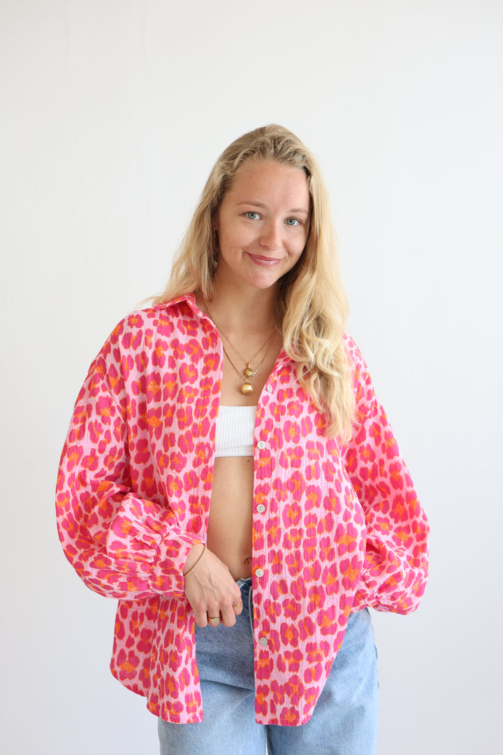 Kurzes Blusenhemd aus Musselin mit Leoprint Leolove