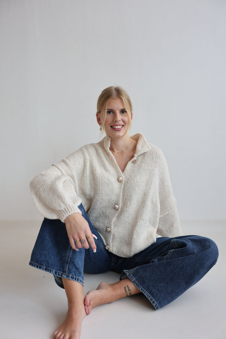 Kurzer Oversize Cardigan mit goldenen Manschettenknöpfen Claire