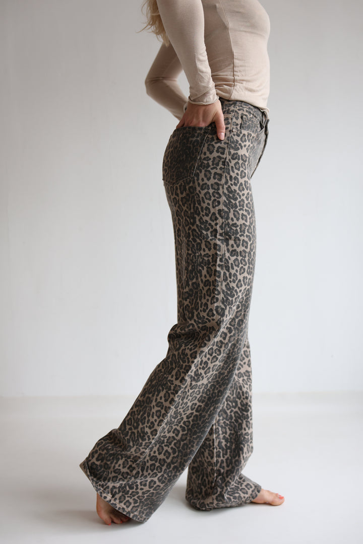 Wide Leg Jeans mit Leoprint