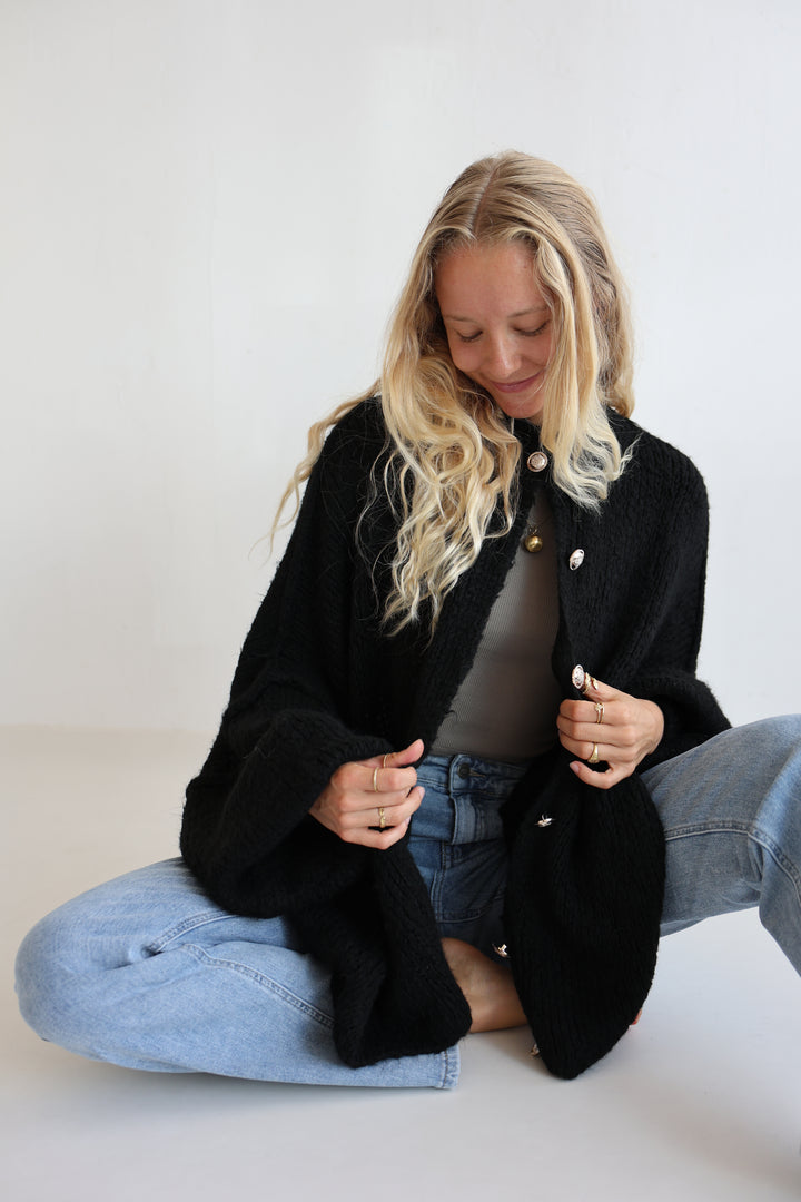 Langer Oversize Cardigan mit goldenen Manschettenknöpfen Claire