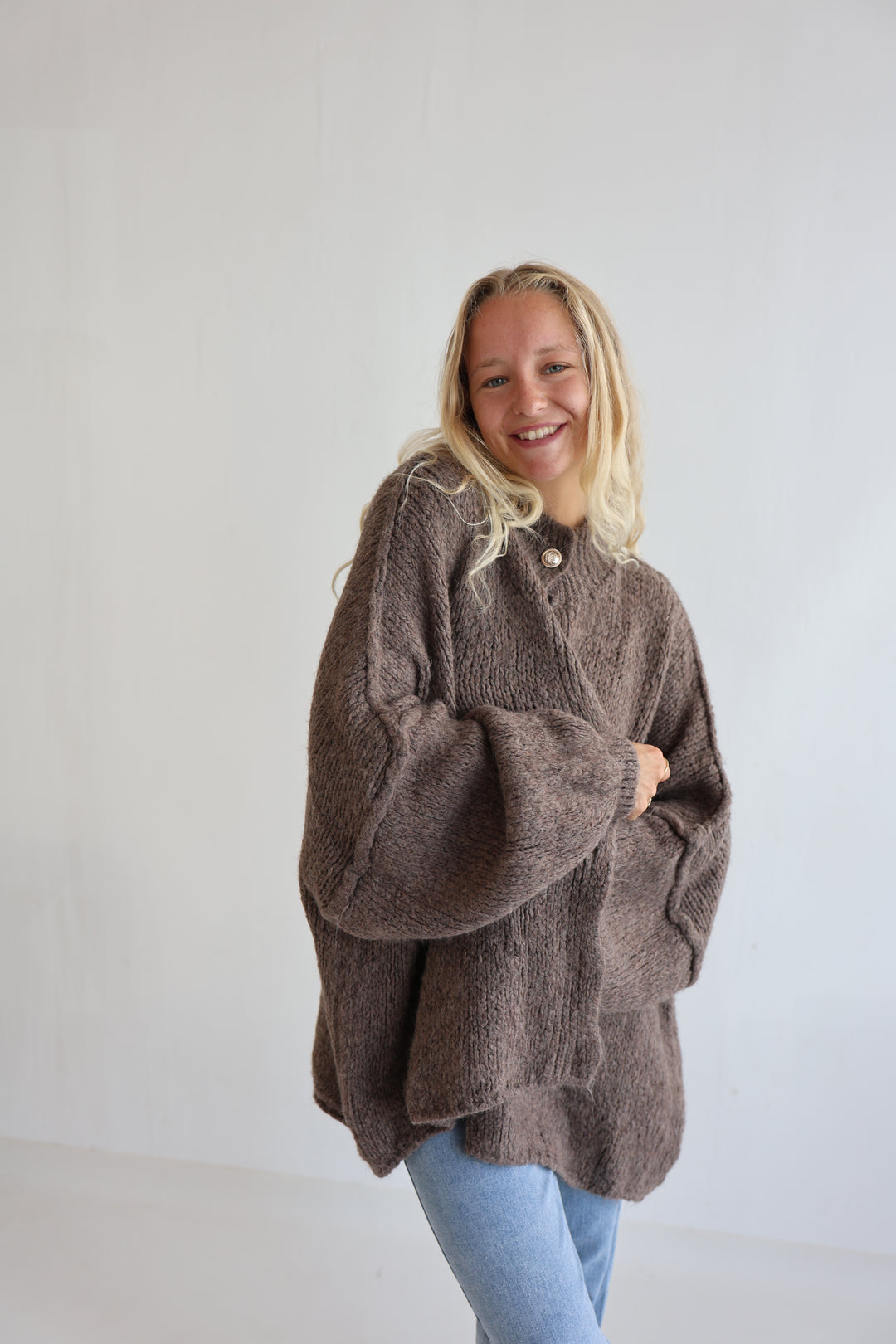 Langer Oversize Cardigan mit goldenen Manschettenknöpfen Claire