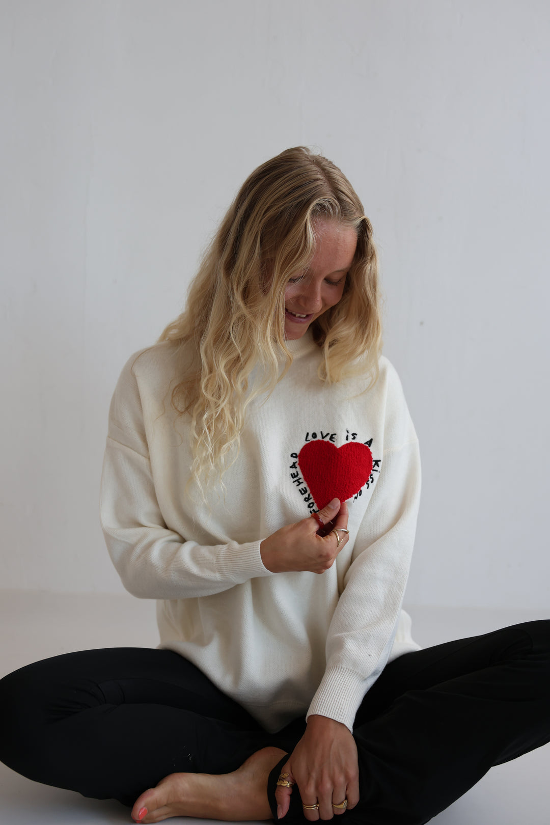 Pullover Love is a Kiss