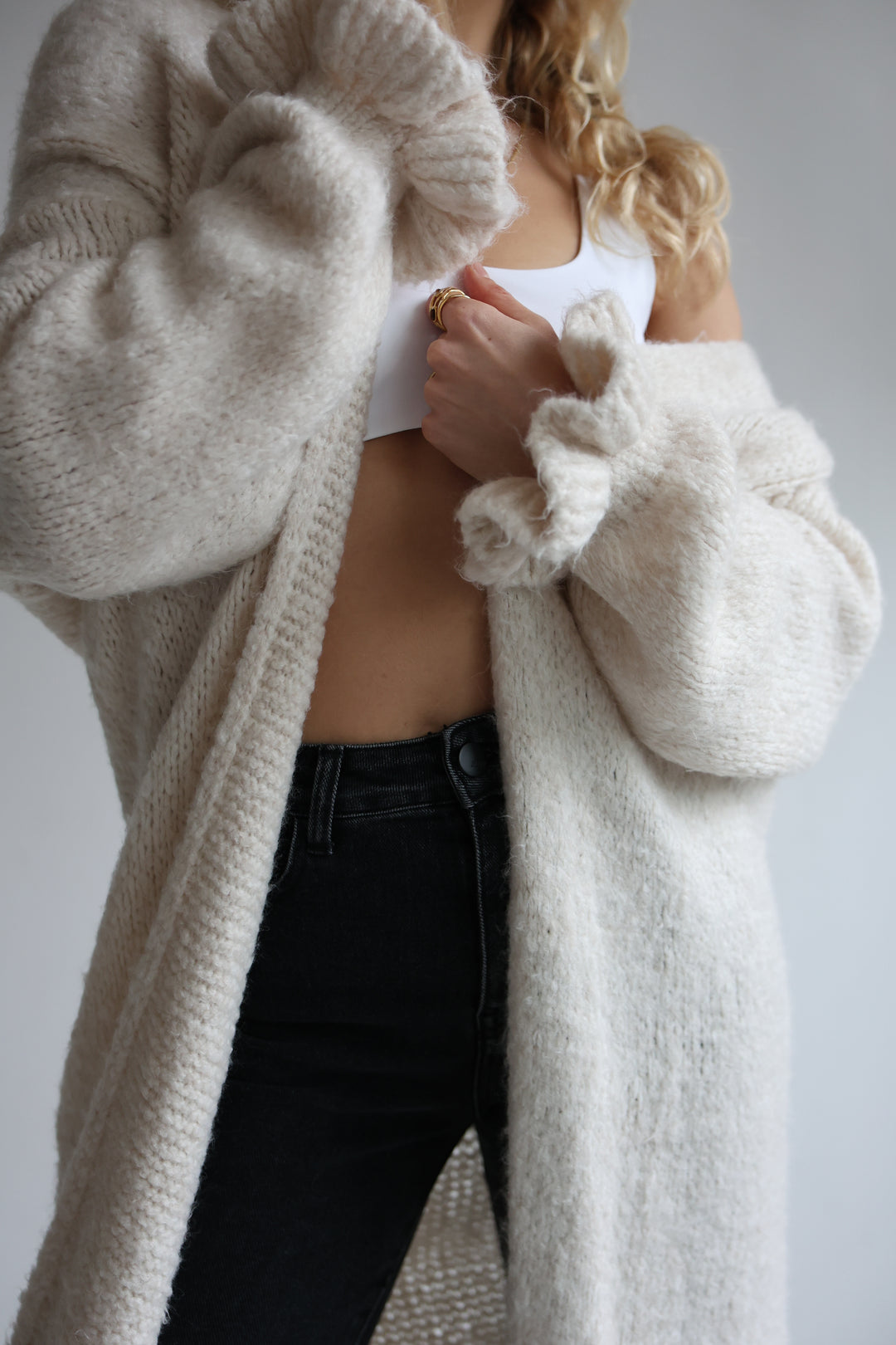 Langer Cardigan mit Rüschenärmeln Clara