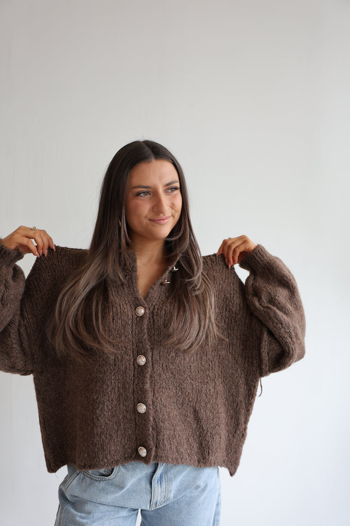 Kurzer Oversize Cardigan mit goldenen Manschettenknöpfen Claire